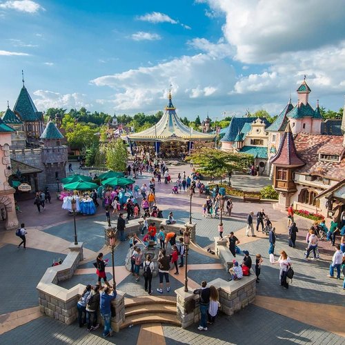 Een overzicht van Fantasyland, gezien vanaf het kasteel.