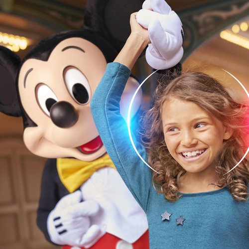 hd18324_RVB_2025Dec31_world_key-visual-brand-campaign-mickey-girl-brackets_16-9_tcm794-274133p1fjpg